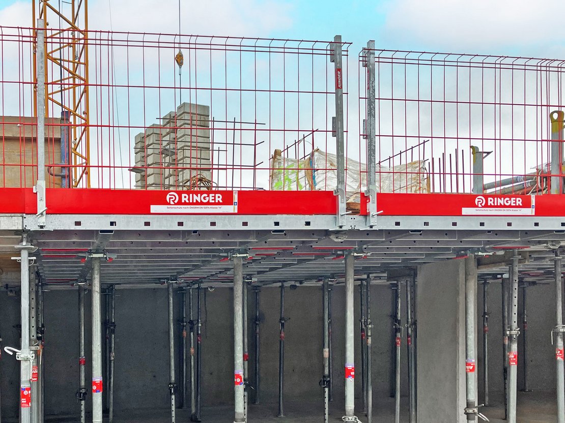 RINGER Seitenschutzgitter als Absturzsicherung für Baustelle Robustes Seitenschutzgitter aus Stahl, installiert an einer Deckenkante zur Sicherung von Arbeitsbereichen auf der Baustelle, verkauft von RINGER