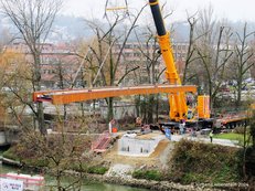 Kran platziert einen Teil der Brückenkonstruktion