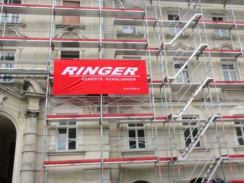 Sicheres Gerüst von Ringer GmbH im Einsatz auf einer Baustelle in Salzburg