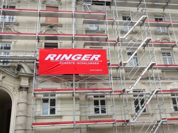 Sicheres Gerüst von Ringer GmbH im Einsatz auf einer Baustelle in Salzburg