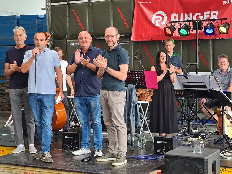 sommerfest mitarbeiter feiern bühne ansprache bei ringer gmbh 