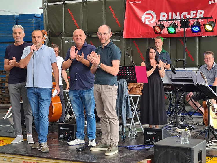sommerfest mitarbeiter feiern bühne ansprache bei ringer gmbh 