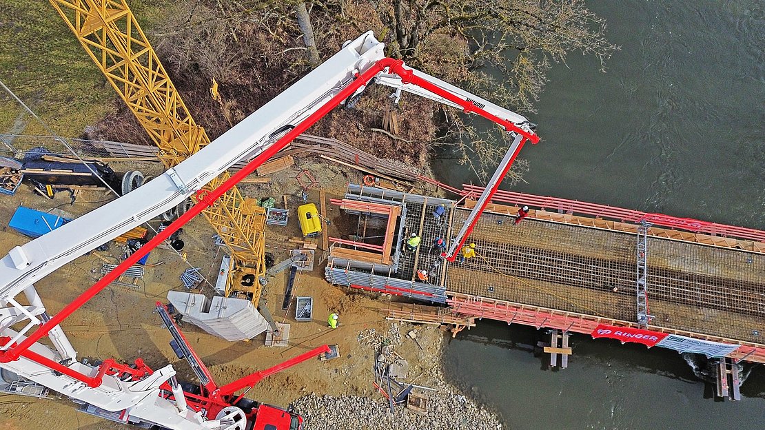 Inkofen Bridge: Concrete pouring work on the bridge formwork
