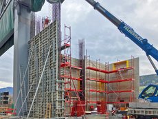 Master PRO wall formwork with double railing scaffolding