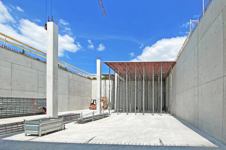 Hall construction with DEKplus ceiling table from RINGER