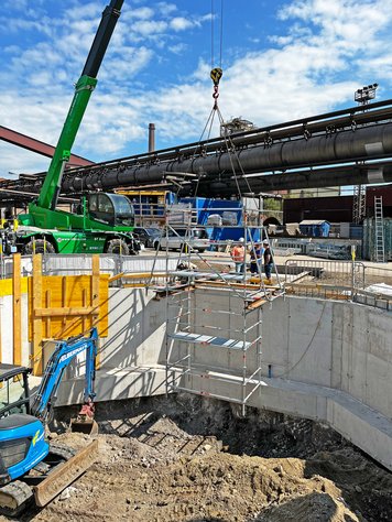 Modulgerüst wird auf zwei HEB260-Träger verhoben