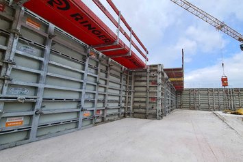 Master PRO Wandschalung mit Betonierbühnen