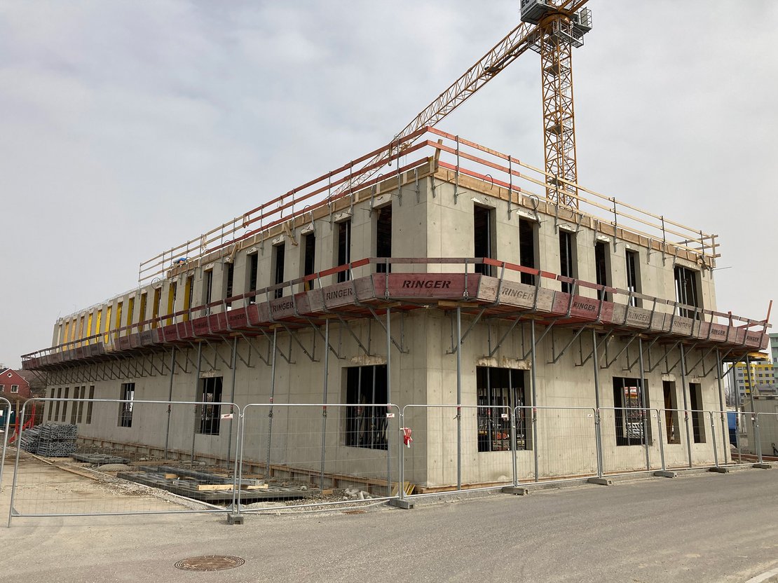 bauprojekt mit gerüst und kran von ringer gmbh 