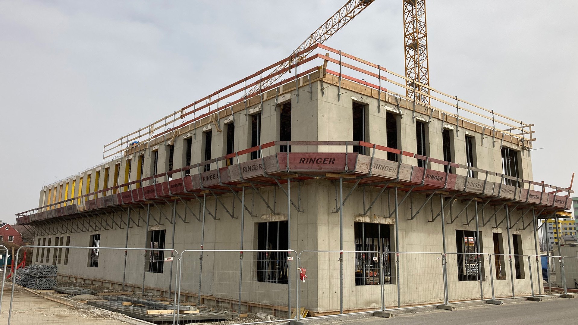 bauprojekt mit gerüst und kran von ringer gmbh 