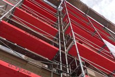 Ecken und Vorsprünge mit abgestuften Elementlängen, Querverbindern und Klemmen 