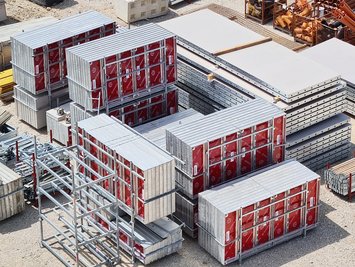 Platzsparende und sichere Stapelgestelle voll AluDEK Elementen von Ringer GmbH