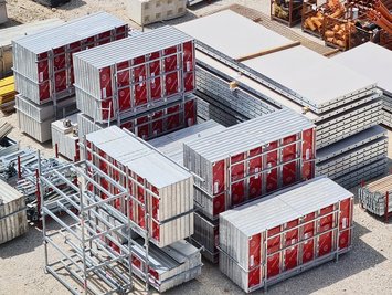 Platzsparende und sichere Stapelgestelle voll AluDEK Elementen von Ringer GmbH