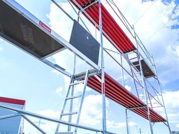 Dostopi na oder – aluminijaste podnice z vgrajeno lestvijo in pokrovom