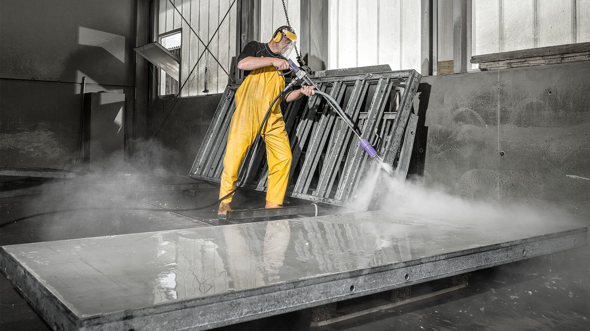 Mitarbeiter von Ringer GmbH bei der präzisen Hochdruckreinigung von Schalungen