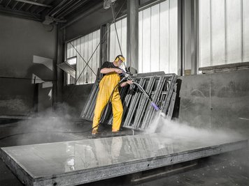 Mitarbeiter von Ringer GmbH bei der präzisen Hochdruckreinigung von Schalungen