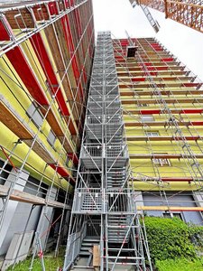 42 m hohes Modulgerüst mit Ausstiegen auf jeder Etage