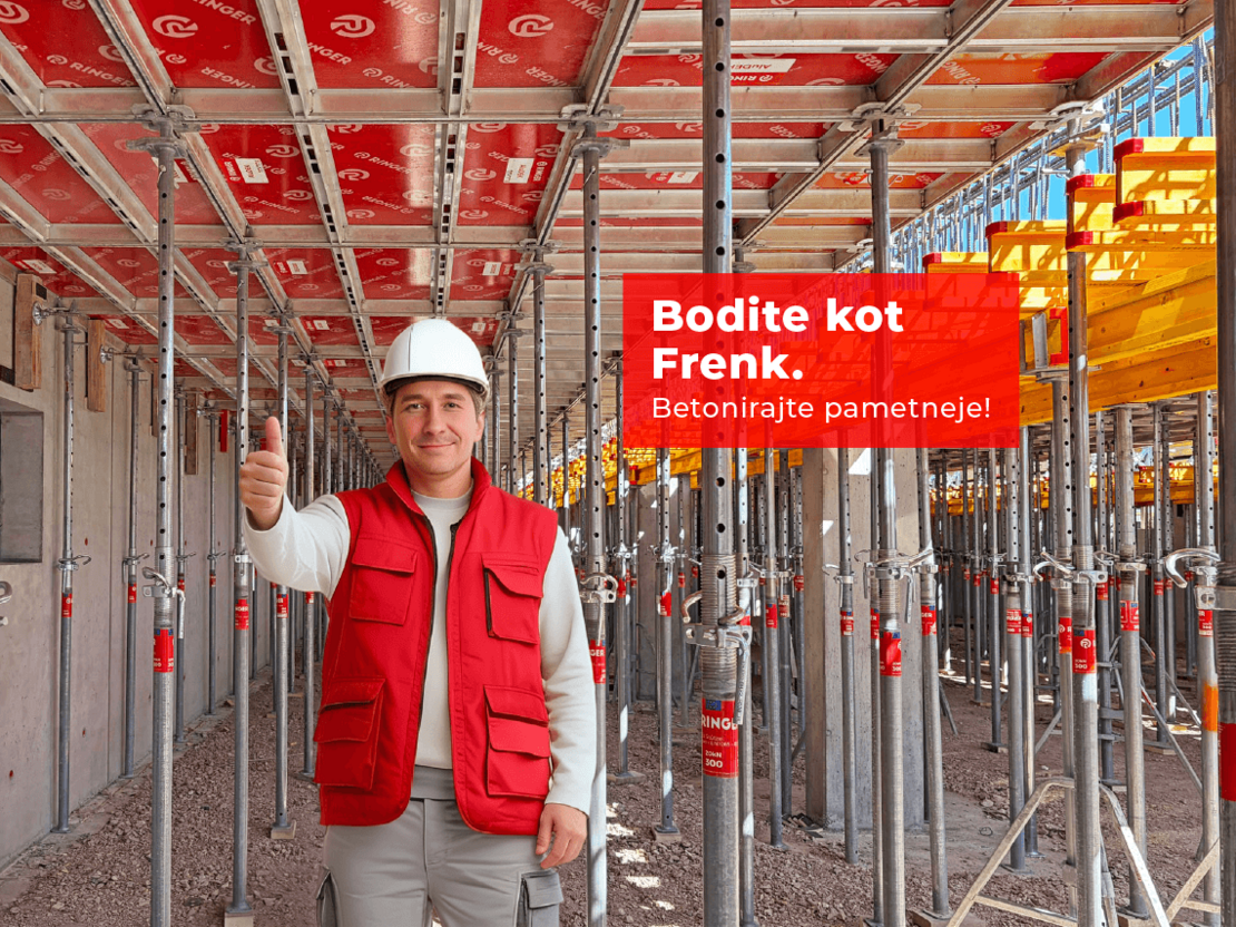 Bodite kot Frenk. Betonirajte pametneje! Nasmejan delavec v rdečem brezrokavniku in beli čeladi z dvignjenim palcem pod stropnim opažem AluDEK.
