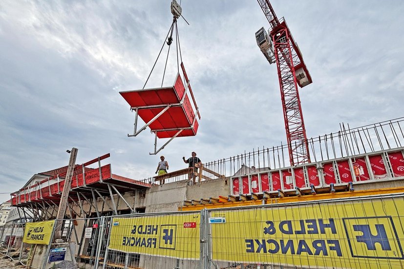 RINGER Climbing Platform is lifted by crane