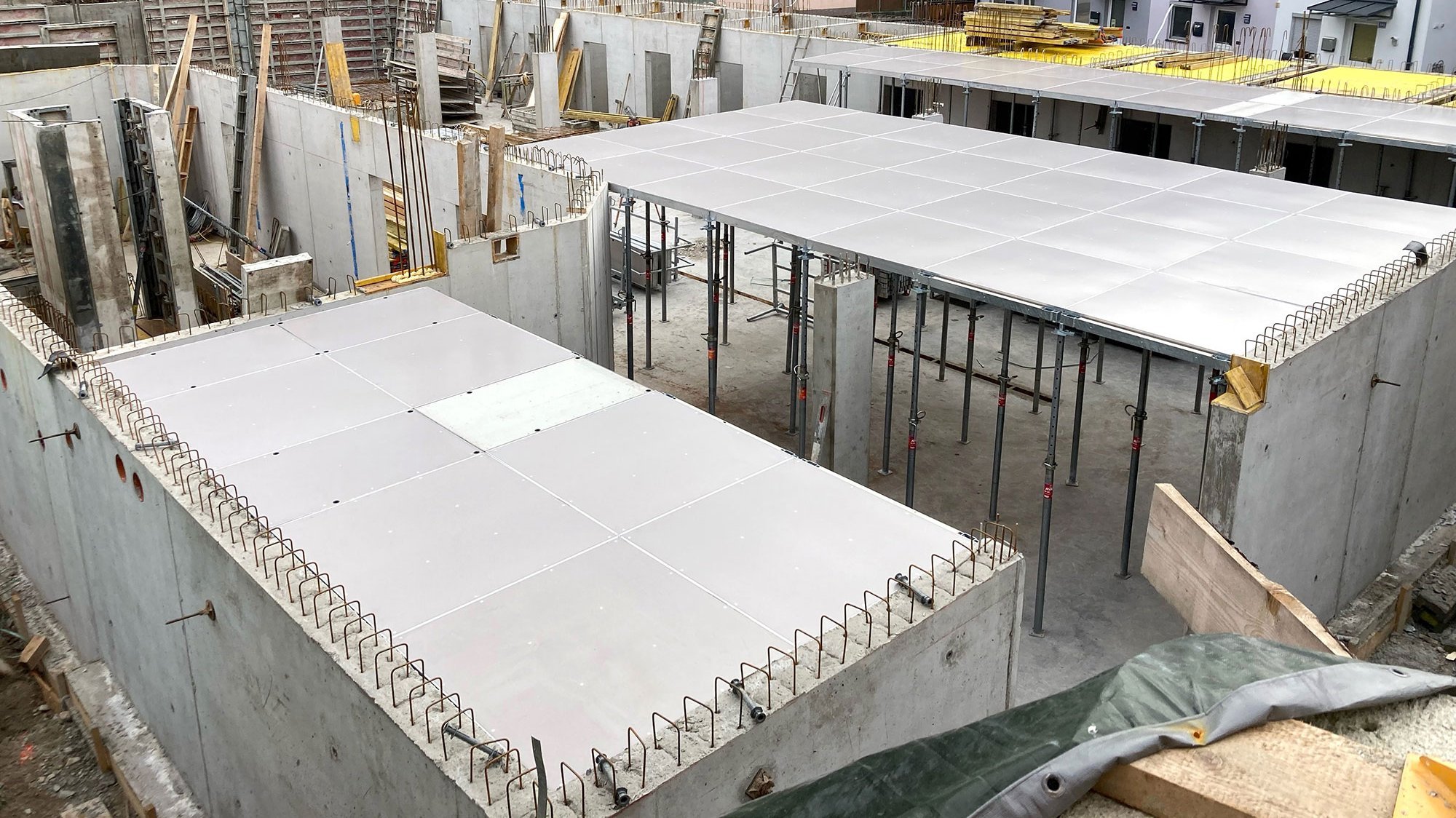 leichte Deckenschalungssystem AluDEK + Stahl Master Wandschalung von ringer gmbh 