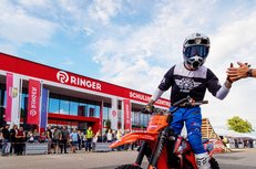 Moto Cross Fahrer - 80 Jahre RINGER Firmenjubiläum