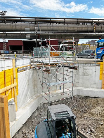 Modulgerüst auf zwei HEB260-Trägern am Boden verschraubt