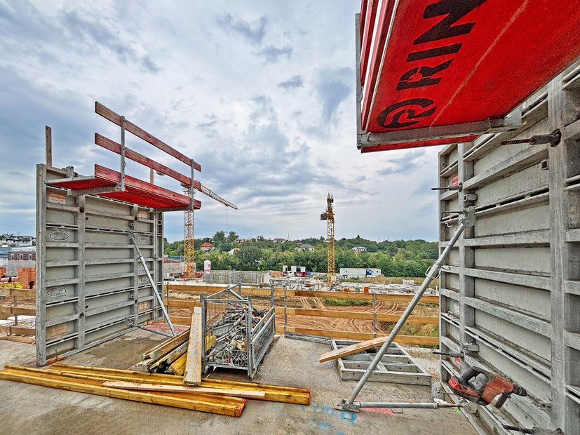RINGER Betonierbühne auf Master PRO Wandschalung