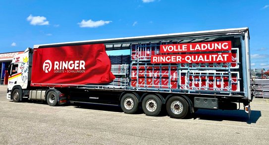 RINGER LKW mit Schalung geladen