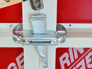 UNI-Klemme für Wandschalungen mit Hammer für guten Halt UNI-clamp