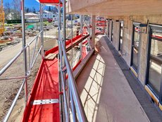 Double guardrail scaffolding connection at an obtuse angle