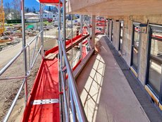 Double guardrail scaffolding connection at an obtuse angle