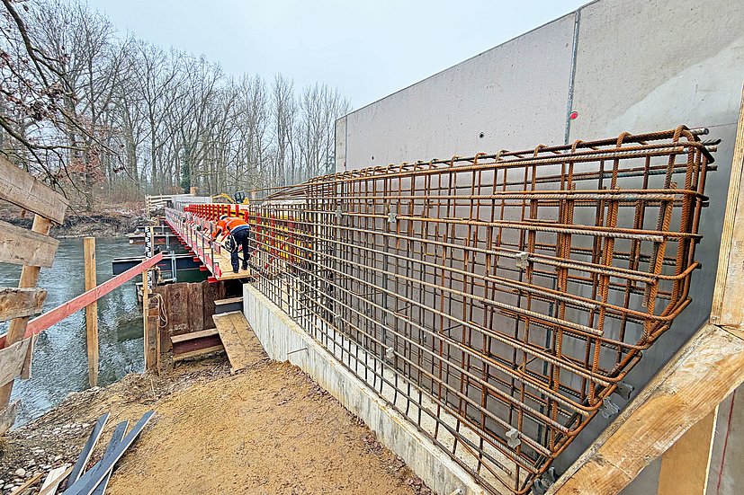 Wing wall on a bridge with a Steel Master