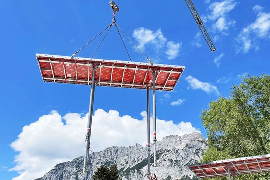 DEKplus Deckenschalung Deckentisch von Ringer GmbH im Einsatz mit Kran auf einer Baustelle