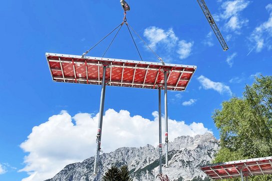 DEKplus Deckenschalung Deckentisch von Ringer GmbH im Einsatz mit Kran auf einer Baustelle
