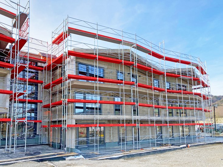 Fünf Gerüstetagen flexibel angepasst an verwinkelte Gebäudegeometrie