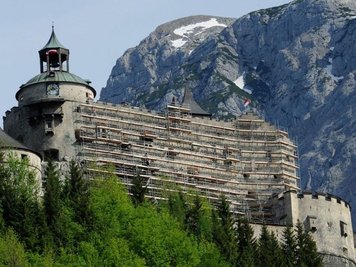 Sicheres Doppelgeländer-Gerüst von Ringer GmbH im Einsatz bei Renovierungsarbeiten auf der Burg Hohenwerfen