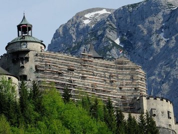 Sicheres Doppelgeländer-Gerüst von Ringer GmbH im Einsatz bei Renovierungsarbeiten auf der Burg Hohenwerfen