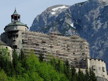 Sicheres Doppelgeländer-Gerüst von Ringer GmbH im Einsatz bei Renovierungsarbeiten auf der Burg Hohenwerfen