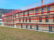 Dachfanggerüst auf Rückseite des Gebäudekomplexes