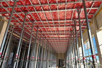 Deckentisch DEKplus von Ringer GmbH im Einsatz auf einer Großbaustelle in Ried im Traunkreis