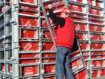 Crane independent wall formwork 