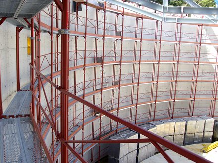 Fasadni oder DG ob okroglem objektu Širok nabor dodatne opreme omogoča postavitev odra za zahtevnejše primere, kot so vogali, okrogli objekti in objekti s sodobno arhitekturo.