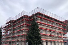 Double guardrail scaffolding with Sloping-rooftop fall barrier