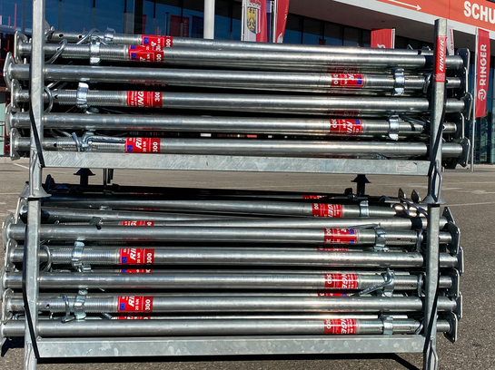 Deckenstützen gestapelt