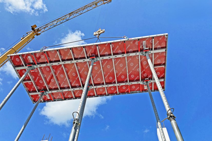 DEKplus ceiling table is lifted by crane