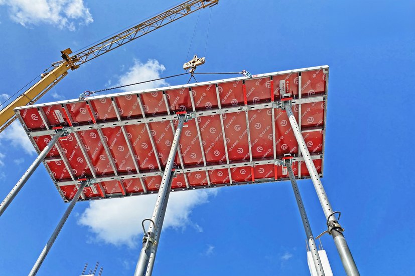 DEKplus ceiling table is lifted by crane