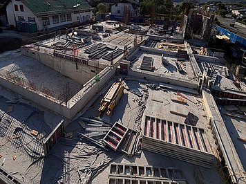 Gradbišče Večstanovanjskega objekta DC208 Gradbišče večstanovanjskega objekta DC208 z izvedenimi betonskimi stenami, opažnimi elementi in pripravljenimi konstrukcijskimi deli.