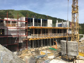Sicheres Doppelgeländer-Gerüst von Ringer GmbH im Einsatz bei dem Ausbau des Hotels Katschberg