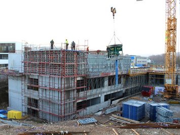 Zuverlässige Gerüst- und Schalungslösungen von Ringer GmbH im Einsatz auf einer Baustelle in Vöcklabruck
