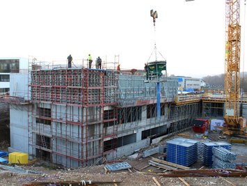 Zuverlässige Gerüst- und Schalungslösungen von Ringer GmbH im Einsatz auf einer Baustelle in Vöcklabruck