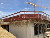 Schalungs- und Gerüstsysteme von Ringer GmbH im Einsatz auf einer Baustelle